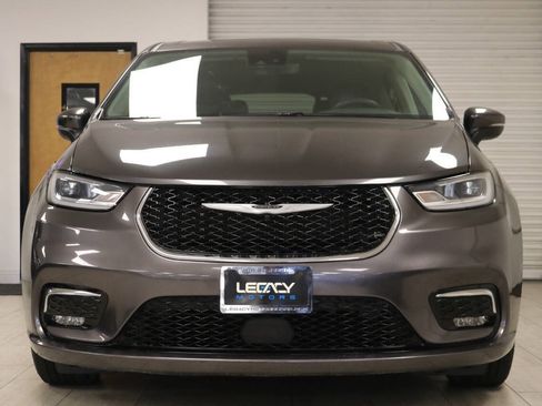 Used 2023 Chrysler Pacifica Touring-L image 5