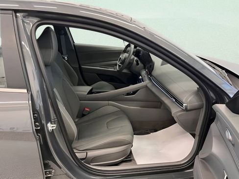 Used 2025 Hyundai Elantra SEL FWD image 9