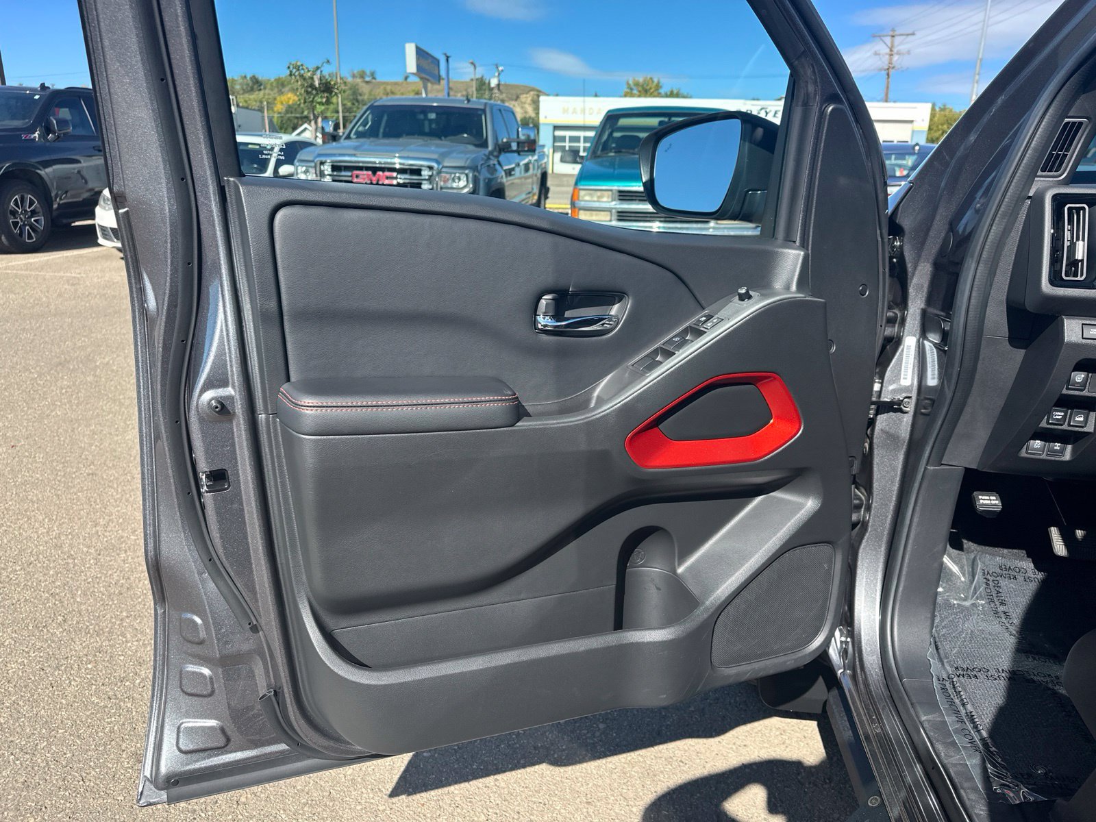 Used 2025 Nissan Frontier PRO-4X AWD/4WD image 17