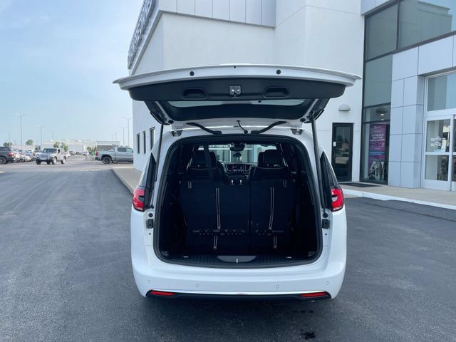 Used 2026 Chrysler Pacifica Limited FWD image 19