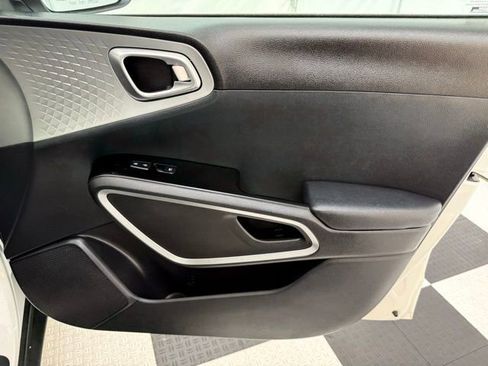 Used 2023 Kia Soul LX w/ LX Technology Package image 18