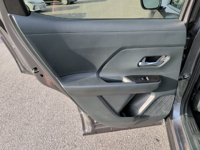 Used 2025 Nissan Kicks SV AWD/4WD image 22