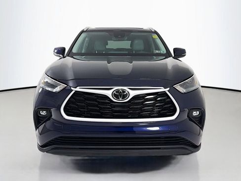 Used 2022 Toyota Highlander XLE AWD/4WD image 2