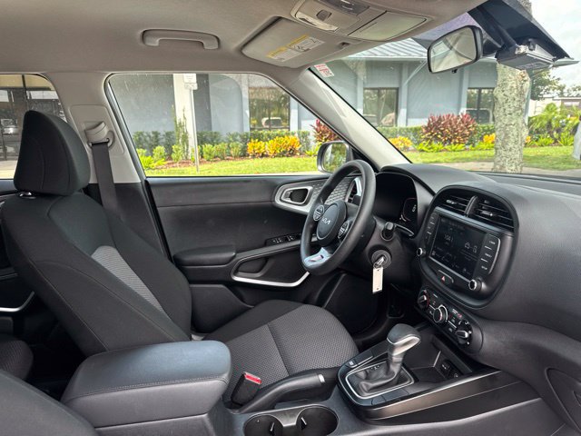 Used 2025 Kia Soul LX w/ LX Technology Package FWD image 11