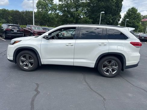 Used 2018 Toyota Highlander SE w/ Carpet Mat Package (TMS) AWD/4WD image 8