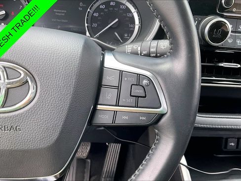 Used 2021 Toyota Highlander XLE AWD/4WD image 12