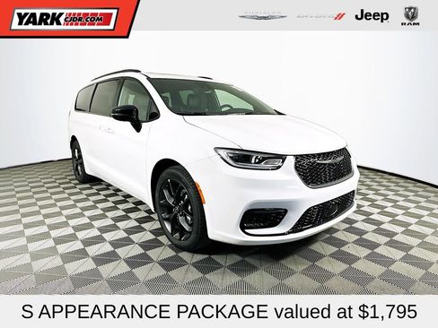 New 2026 Chrysler Pacifica Limited w/ S Appearance Package FWD image 1