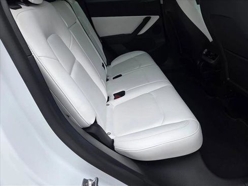 Used 2022 Tesla Model Y Long Range image 17