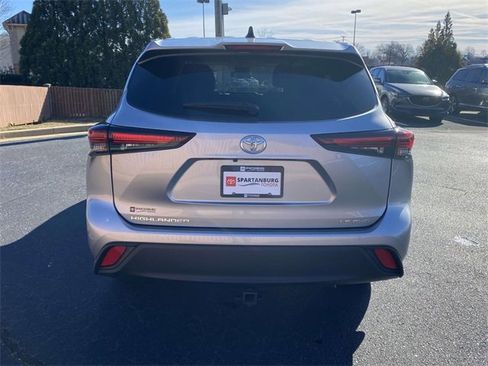 Used 2024 Toyota Highlander LE image 5