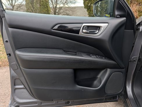 Used 2019 Nissan Pathfinder SV image 30