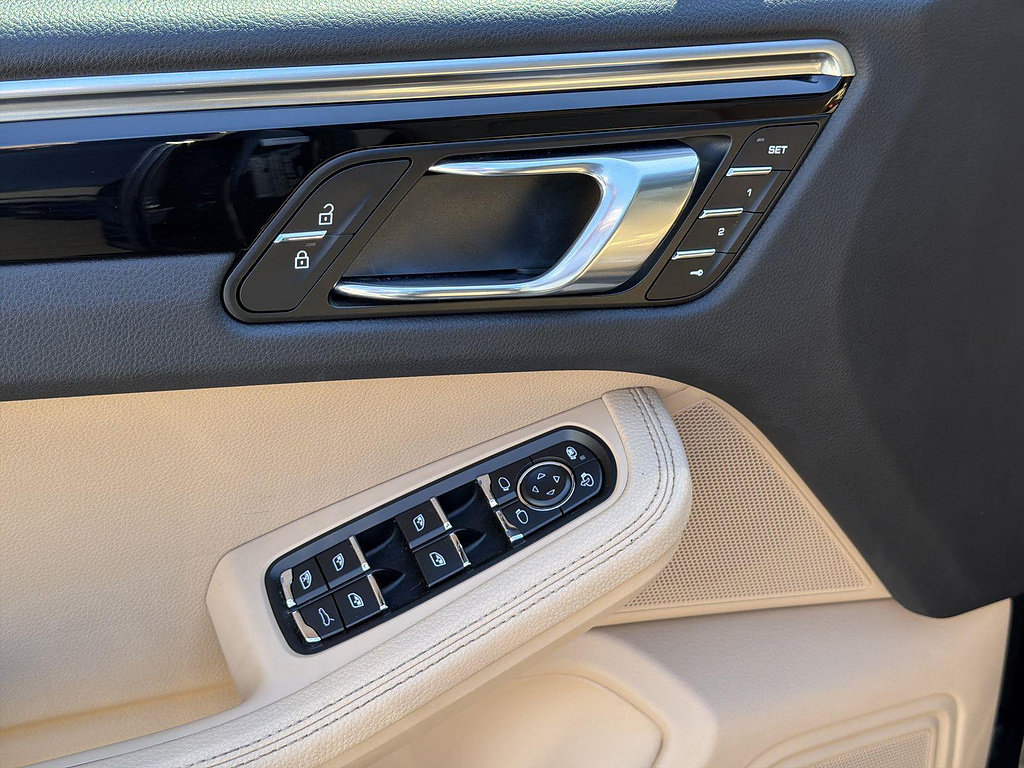 Used 2020 Porsche Macan AWD/4WD image 23