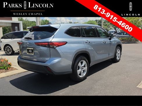 Used 2022 Toyota Highlander LE FWD image 4