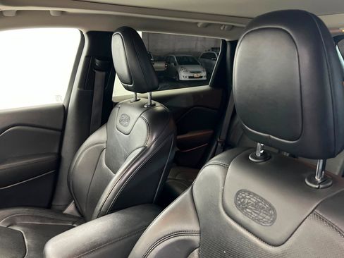 Used 2018 Jeep Cherokee Overland w/ Technology Group image 17