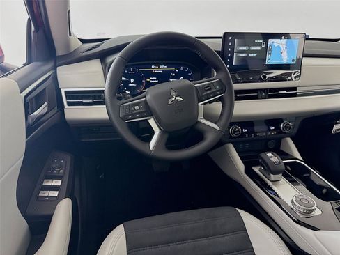 New 2025 Mitsubishi Outlander SE image 24