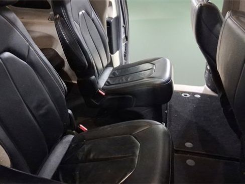 Used 2020 Chrysler Pacifica Touring-L image 15