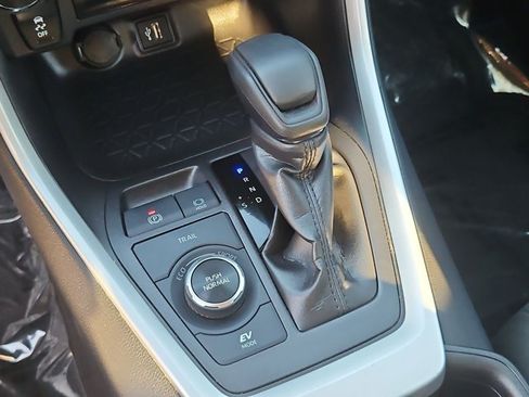 Used 2025 Toyota RAV4 LE AWD/4WD image 17