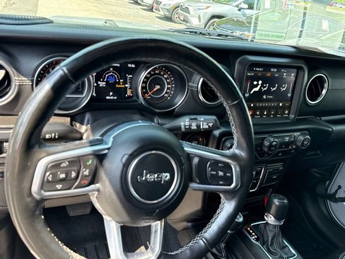 Used 2022 Jeep Wrangler Unlimited Sahara w/ Cold Weather Group AWD/4WD image 16