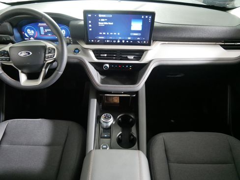 Used 2025 Ford Explorer Active AWD/4WD image 10