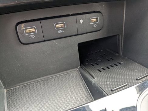 Used 2022 Kia Carnival EX image 26