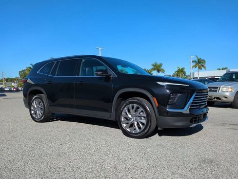 Used 2025 Buick Enclave Preferred image 3