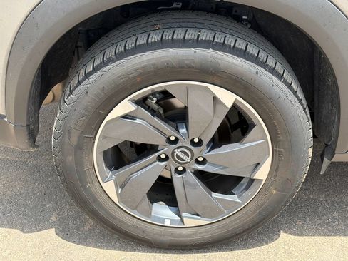 Used 2025 Nissan Rogue SV FWD image 17