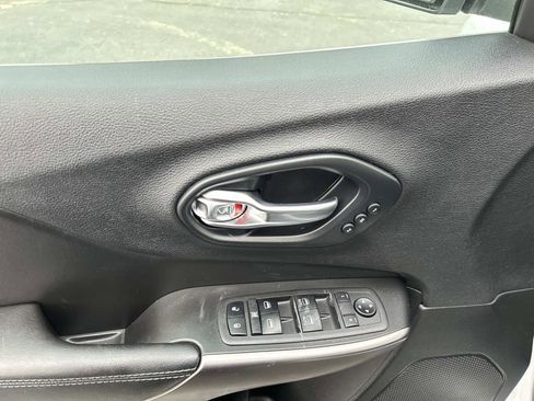 Used 2019 Jeep Cherokee Limited image 15