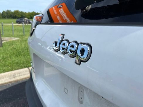 Used 2019 Jeep Cherokee Latitude w/ Popular Appearance Group AWD/4WD image 8