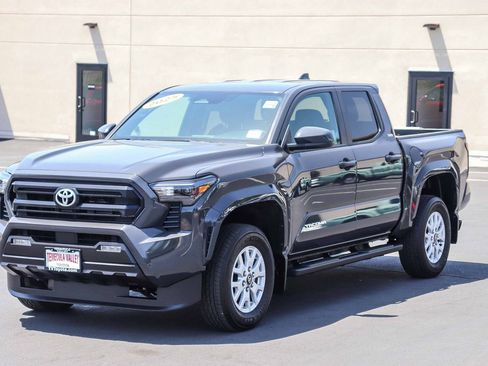 Certified 2025 Toyota Tacoma SR5 AWD/4WD image 3
