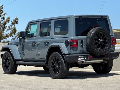 Used 2025 Jeep Wrangler Unlimited Sahara AWD/4WD image 6