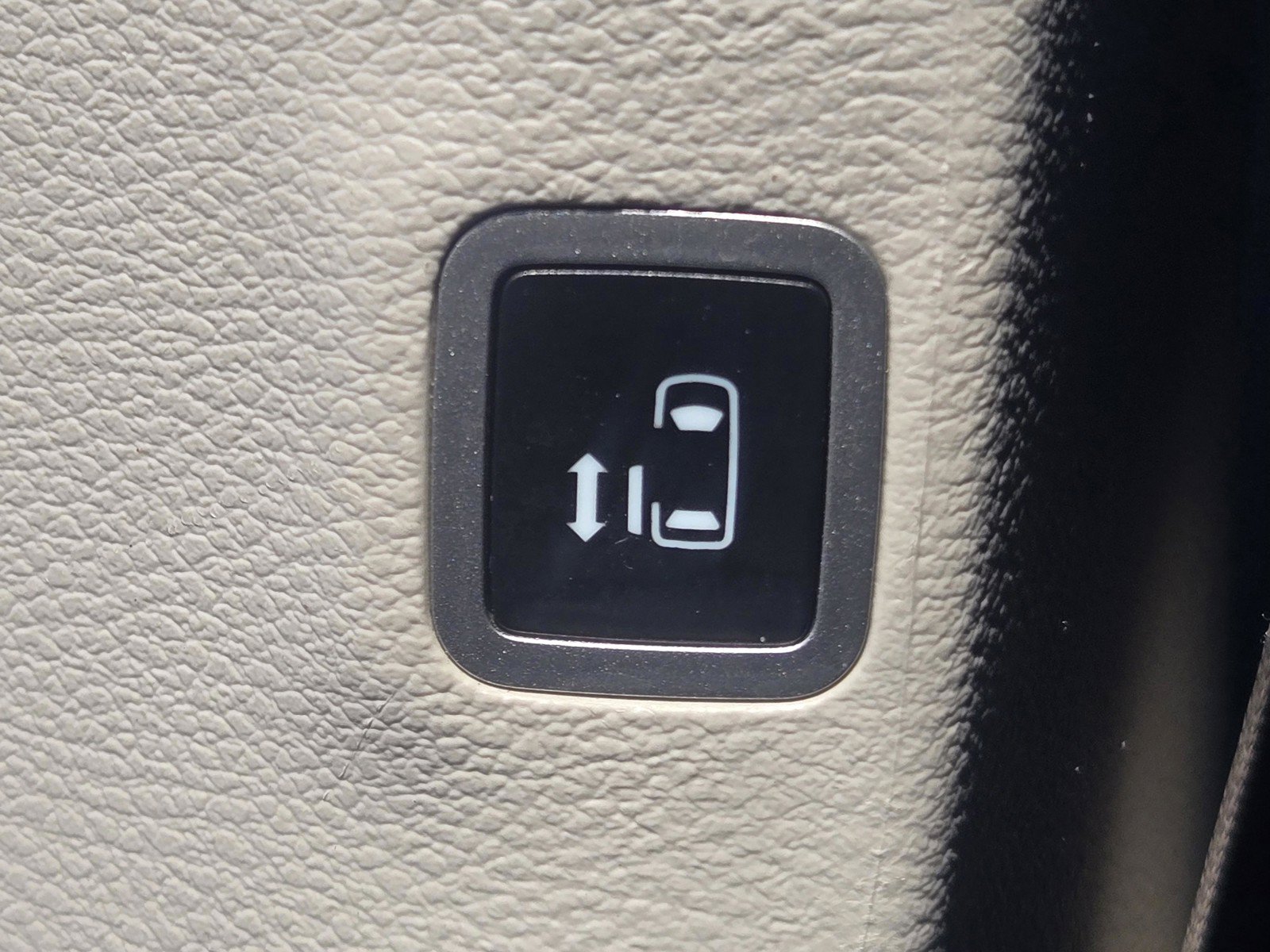 Used 2023 Chrysler Voyager LX FWD image 7