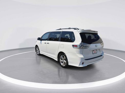 Used 2014 Toyota Sienna SE FWD image 6