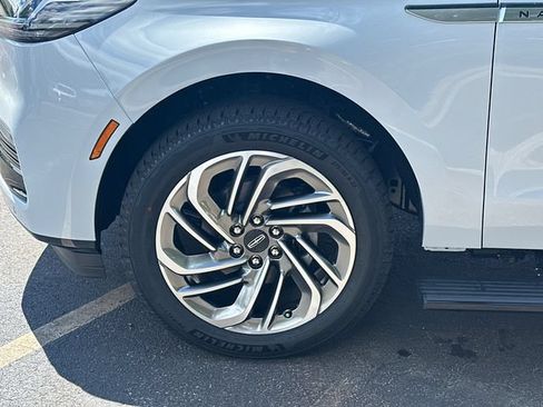 New 2026 Lincoln Navigator Reserve AWD/4WD image 12