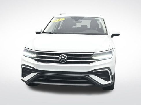 Used 2024 Volkswagen Tiguan SE image 2