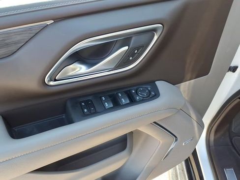 Used 2022 GMC Yukon XL SLT w/ SLT Premium Package image 17