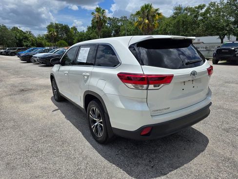 Used 2019 Toyota Highlander LE AWD/4WD image 4