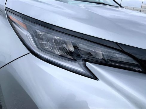 Used 2025 Toyota Sienna XSE w/ XSE Plus Package FWD image 27