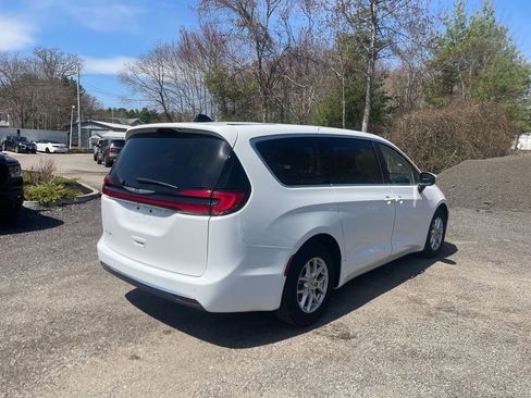 Used 2023 Chrysler Pacifica Touring-L FWD image 5
