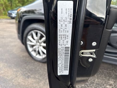 Used 2018 Jeep Cherokee Limited image 17