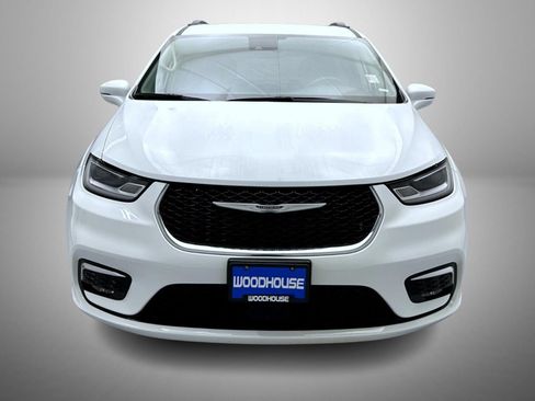 Used 2022 Chrysler Pacifica Touring-L FWD image 2