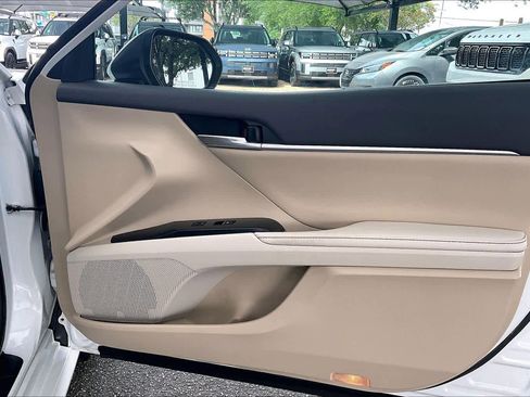 Used 2020 Toyota Camry XLE image 23