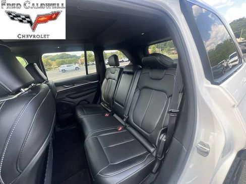 Used 2025 Jeep Grand Cherokee Limited AWD/4WD image 31