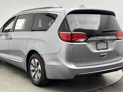 Used 2018 Chrysler Pacifica Limited w/ Advanced Safetytec Group FWD image 6