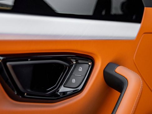 Used 2026 Lamborghini Urus SE image 18