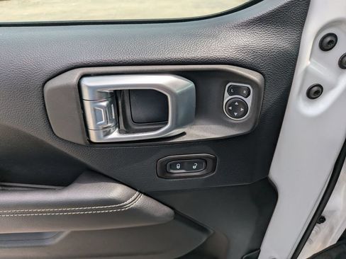 Used 2018 Jeep Wrangler Unlimited Sahara w/ LED Lighting Group AWD/4WD image 18