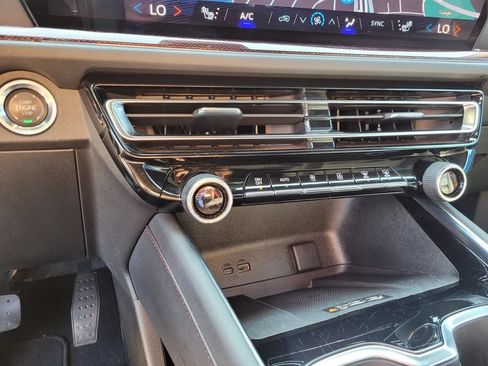 Used 2025 Chevrolet Traverse Z71 AWD/4WD image 25