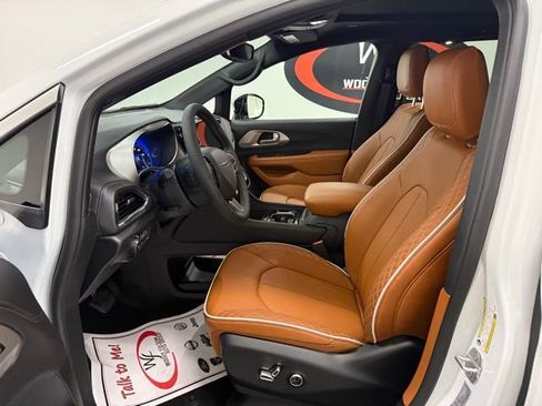 New 2026 Chrysler Pacifica Pinnacle image 10