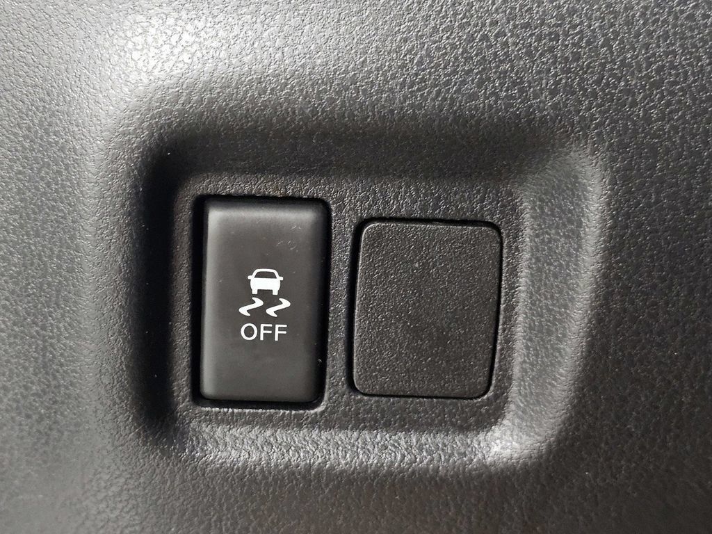 Used 2017 Nissan Versa Note SV FWD image 27