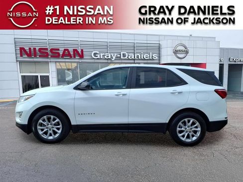 Used 2020 Chevrolet Equinox LS w/ LS Convenience Package FWD image 4