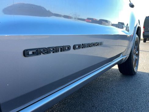 Used 2020 Jeep Grand Cherokee Altitude image 10