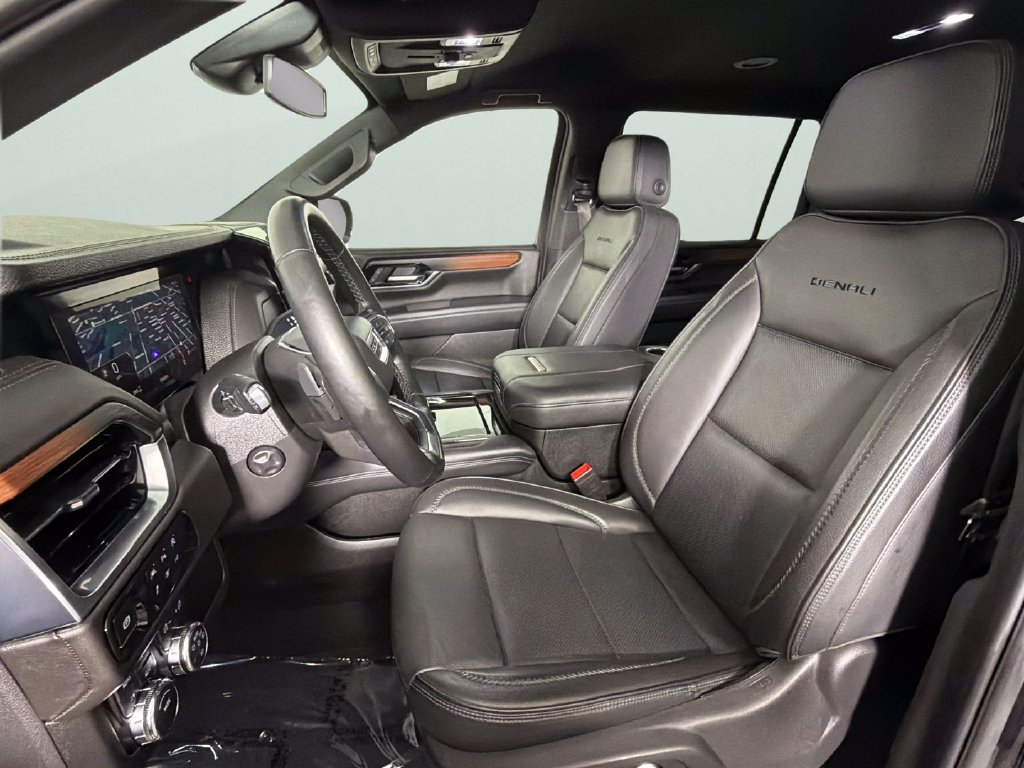 Used 2025 GMC Yukon XL Denali AWD/4WD image 17